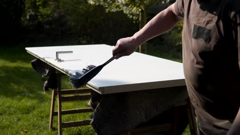 Vater-und-Sohn-reparieren-die-Innentüren-im-Garten-an-der-frischen-Luft