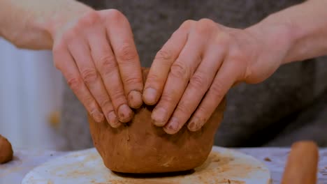 Profesional-masculino-potter-haciendo-jarra-de-cerámica