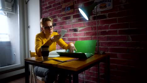 Frau-im-home-Office-arbeiten.-Neues-Geschäftskonzept-(Start).