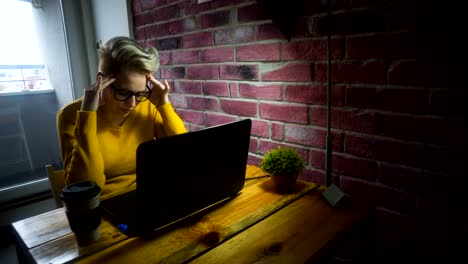 Gestresst-und-frustriert-junge-geschäftsfrau-müde-und-schläfrig,-die-ganze-Nacht-am-Schreibtisch-mit-einem-Laptop-arbeiten.