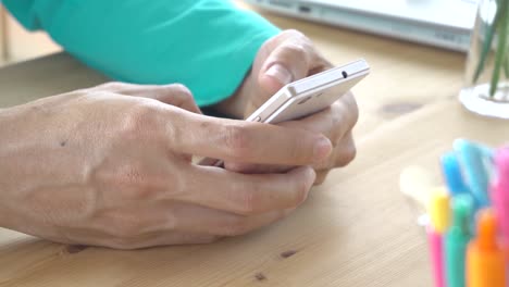 Grüne-lange-Ärmel-T-Shirt-Geschäftsmann-Chat-oder-schreiben-oder-spielen-Smartphone-Nahaufnahme