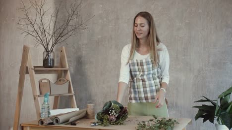 Florist-smelling-flower-bouquet-in-flower-shop