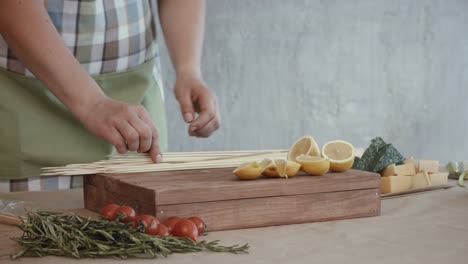 Weibliche-Hände-pinning-Zitronenscheiben-am-Spieß