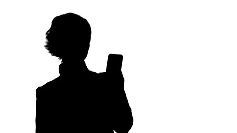 Silhouette-geschäftsfrau-unter-lustige-Selfie-mit-Telefon-bewegte-Maske