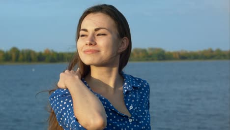 Nahaufnahme.-Schöne-junge-Frau-warten-auf-jemanden