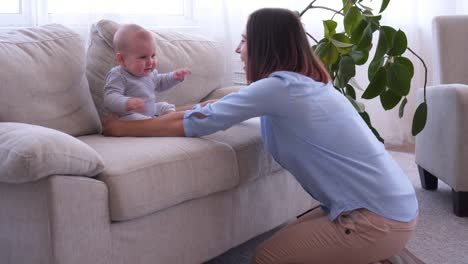 Junge-Mutter-und-ihr-Babymädchen-spielen