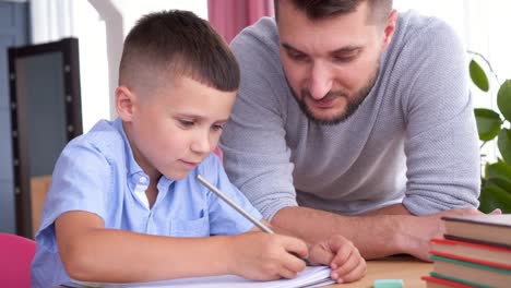 Vater-mit-seinem-Sohn-Hausaufgaben-helfen