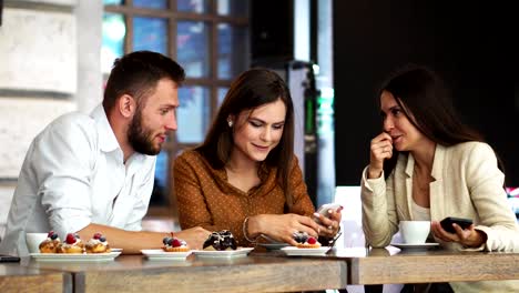 Cheerful-multiracial-friends-taking-selfie-in-pizzeria