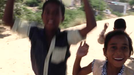Indische-Kinder-Porträt-glücklich-und-aufgeregt,-spielen-und-fröhlich-in-Sandfläche-in-Rajasthan-Staat-von-Indien