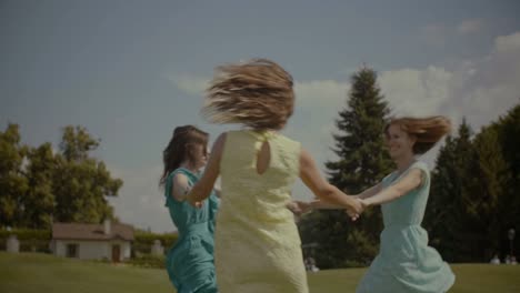 Alegres-hermosas-novias-girando-en-el-Prado