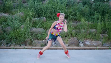 Chica-de-Hawai-con-trenzas-y-flores-teniendo-diversión-y-baile-tonto-con-guirnalda-de-flor-lei