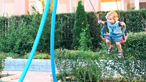 Fröhlicher-junge-Spaß-im-Freizeitpark-für-Kinder