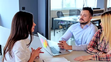 Relaxed-job-interview-in-the-office