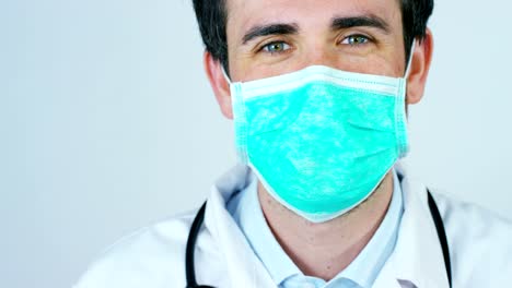 Un-médico-joven-y-hermoso-en-una-biblioteca-sonriendo-felizes-y-sosteniendo-los-libros-después-de-hacer-una-búsqueda-y-después-de-estudiar.