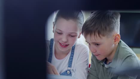 Niños-haciendo-tareas-con-ordenador-portátil