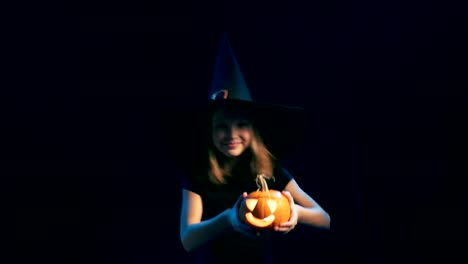 Muchacha-con-sombrero-de-bruja-negro-con-jack-o\'-lanterns