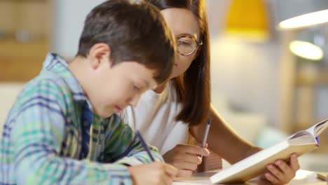 Tutor-femenino-ayuda-a-niño-con-la-tarea