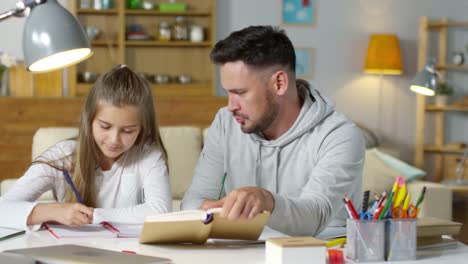 Papa-und-Tochter-zusammen-Hausaufgaben