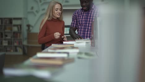 Afrikanische-Amerikaner-und-Europäer-in-der-Bibliothek