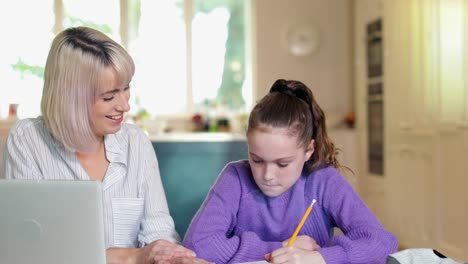 Weiblich-Home-Tutor-hilft-jungen-Mädchen-mit-Studien