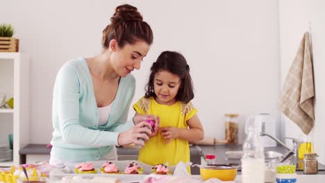 Mutter-und-Tochter,-die-Cupcakes-zu-Hause-kochen