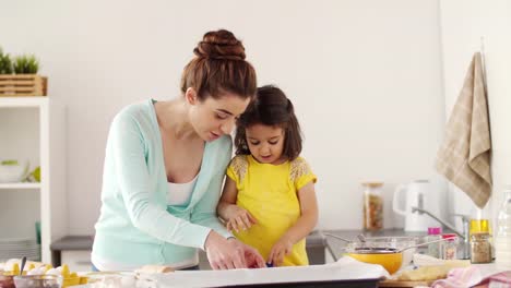 glückliche-Mutter-und-Tochter-machen-Cookies-zu-Hause