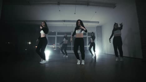 Grupo-de-jóvenes-bailarines-de-hip-hop-en-el-escenario.-Mujeres-baila-felizes.