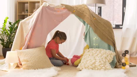 chicas-felices-en-los-niños-de-la-tienda-juego-de-té-en-su-casa