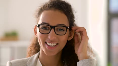 rostro-de-la-sonriente-mujer-afroamericana-en-los-vidrios