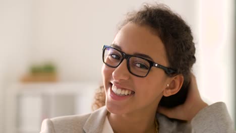 rostro-de-la-sonriente-mujer-afroamericana-en-los-vidrios