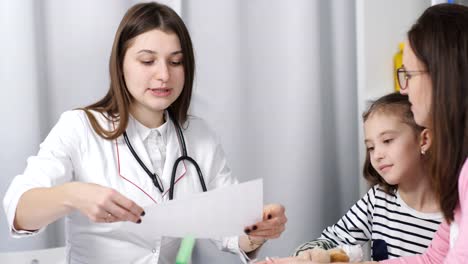 Madre-e-hija-al-médico.-Una-mujer-con-una-hija-pequeña-en-la-oficina-del-pediatra-en-la-clínica-médica.