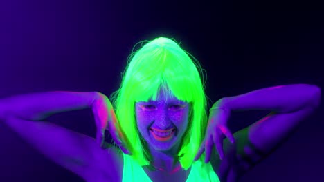 Langsame-Motin-von-schönen-sexy-Frauen-mit-fluoreszierenden-Make-up-und-Kleidung-Tanz-im-Neonlicht.-Night-Club,-Party-Konzept.