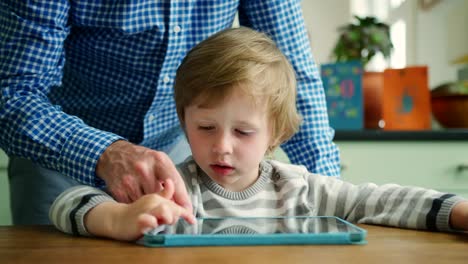 Hijo-de-padre-que-muestra-cómo-utilizar-la-tableta-Digital