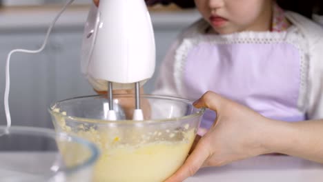 Niña-sonriente-con-síndrome-de-down-de-cocción-en-cocina