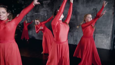 las-niñas-estudiantes-están-bailando-composición-contemporánea-en-una-sala-oscura-formación-en-escuela-de-Artes,-salto