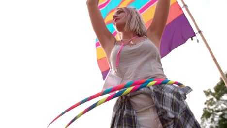 Bailarina-de-hula-el-hula-hoop-con-dos-al-básquetbol-en-un-festival,-cámara-lenta