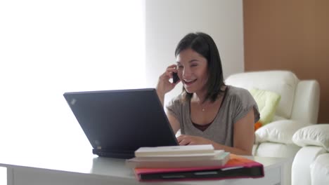 Schönes-Mädchen-mit-Ihrem-laptop-zu-Hause