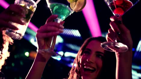 Atractivas-chicas-Brinde-por-sí-con-un-martini-en-el-bar