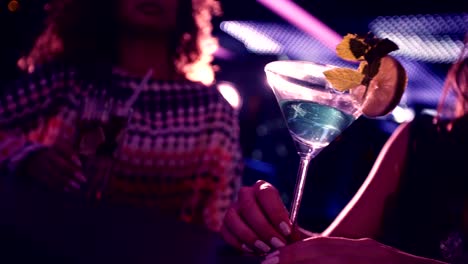 Grupo-de-chicas-felices-en-el-club-nocturno-brindis-martinis