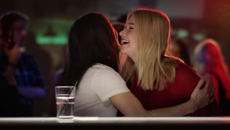 Two-girls-meet-up-in-bar