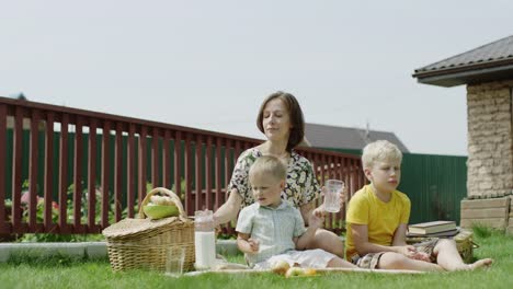 Frau-gießt-Milch