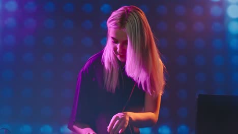 Frau-DJ-spielt-Decks-in-Nachtclub