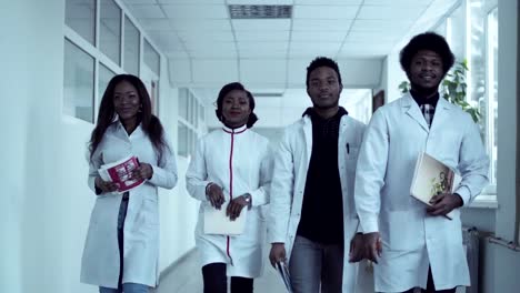 Videoclip-de-estudiantes-de-medicina-en-corredor