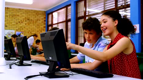 Estudiantes-interactúan-entre-sí-durante-el-uso-de-computadoras