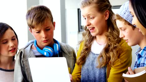 Gruppe-von-Studenten,-die-mit-laptop-im-Klassenzimmer