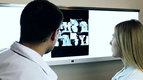 4K-Ärzte-diskutieren-und-auf-der-Suche-nach-x-ray-in-eine-Klinik-oder-ein-Krankenhaus.