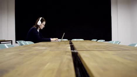 Mujer-trabajando-en-un-ordenador-portátil-en-la-oficina