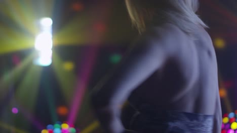 Blondes-Mädchen-ist-Tanzen-in-der-Disco-Lichter