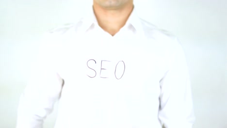 SEO,-hombre-escribir-sobre-vidrio