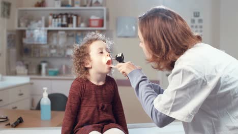 Ärztin-Chaecking-ein-kleines-Mädchen-in-der-Klinik